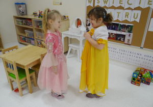 Nadia i Zuzia ubrane w piękne suknie odgrywają role.